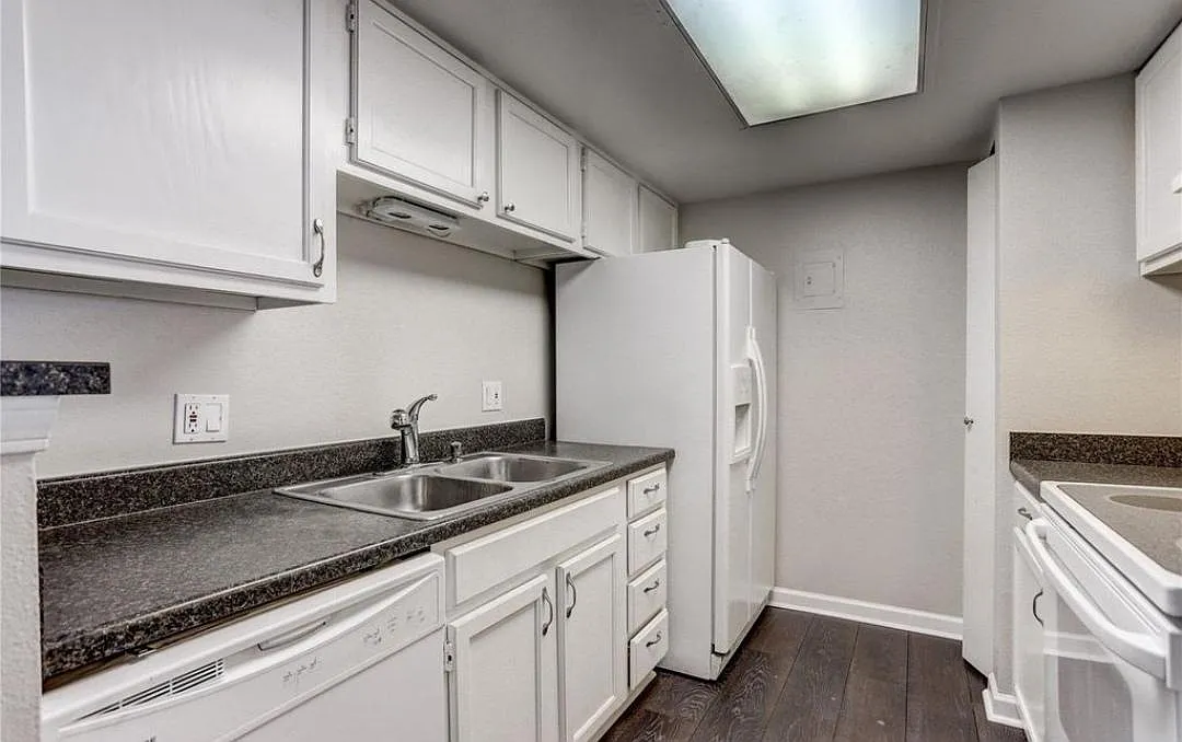 2 bed, 904 sqft, $1,795 — Photo 2