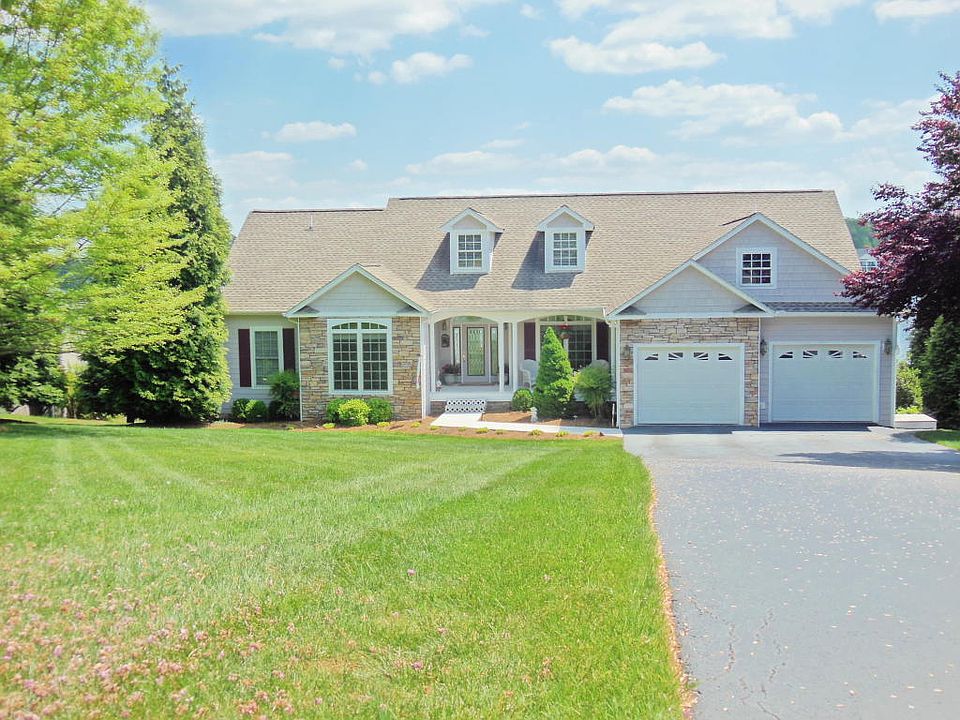 1st image of 10 Sailboat Ln