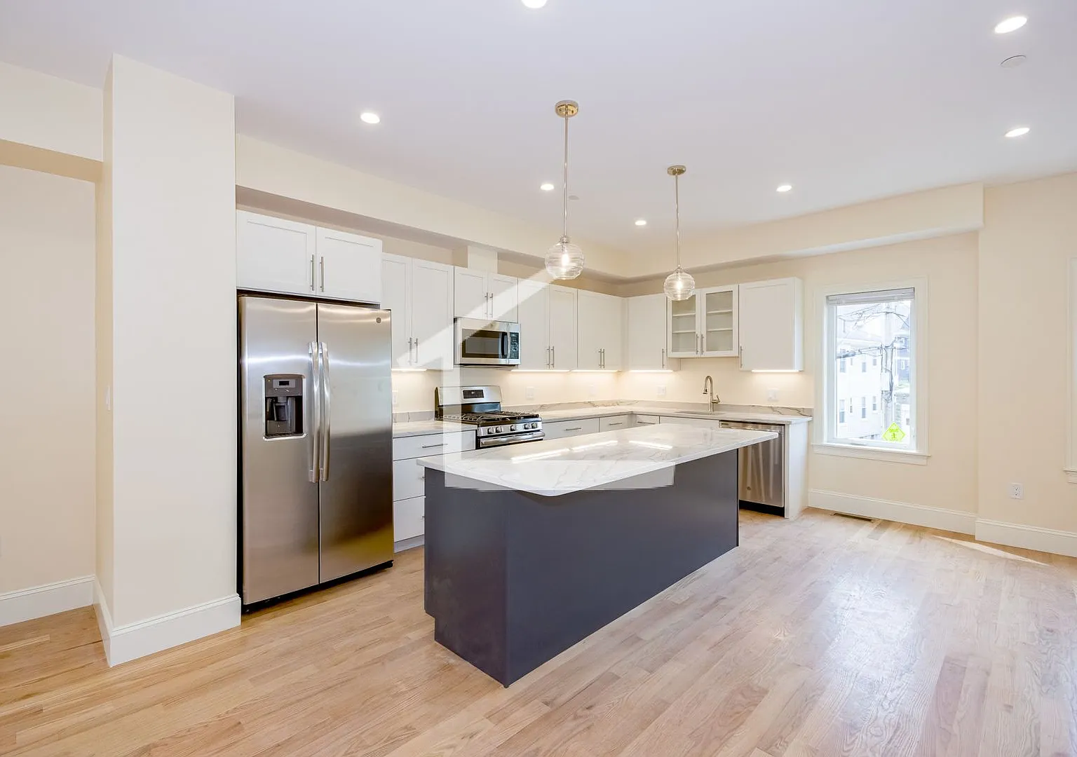 Fantastic Brighton townhouse avail for September 5th — Photo 3