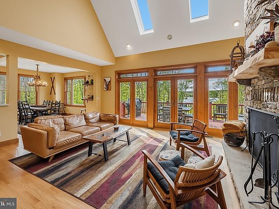 5th image of 185 Ruta Ln