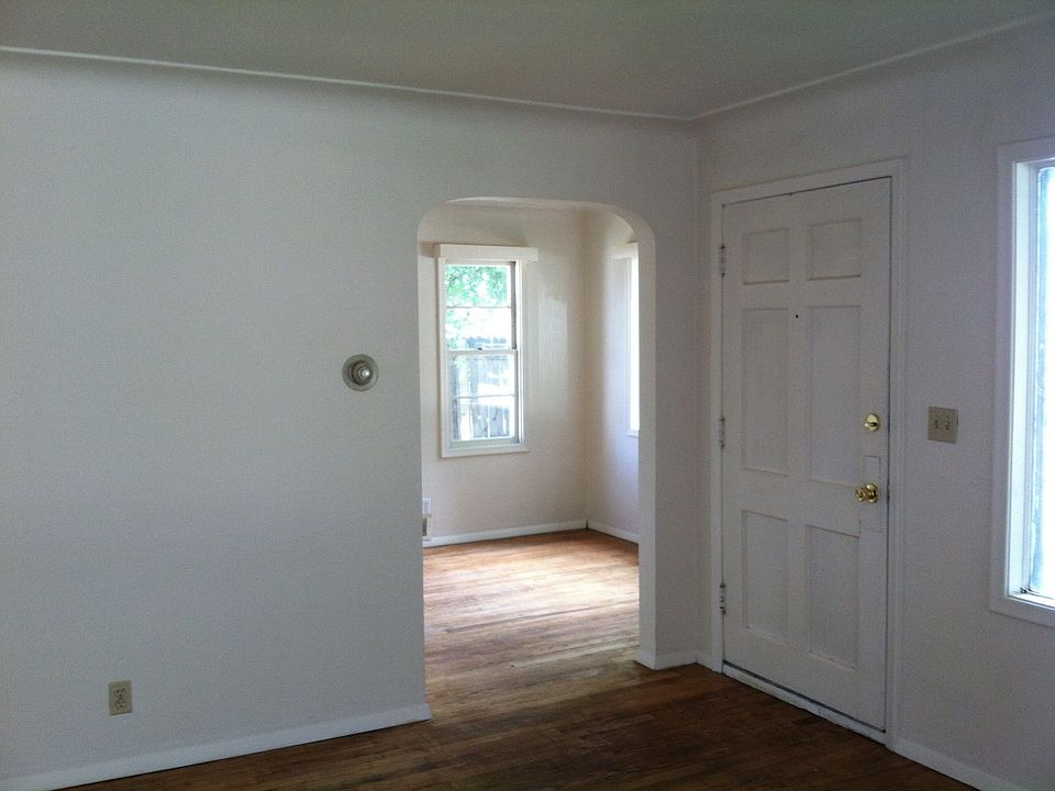 2nd image of 2207 E Oak St