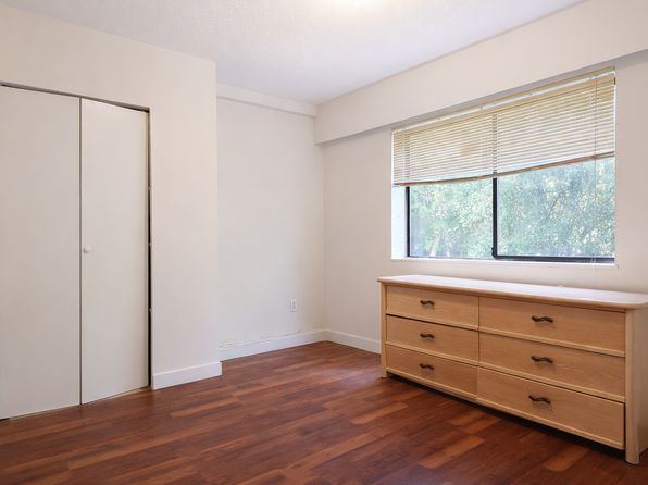 2 bedroom rental in Surrey — photo 11