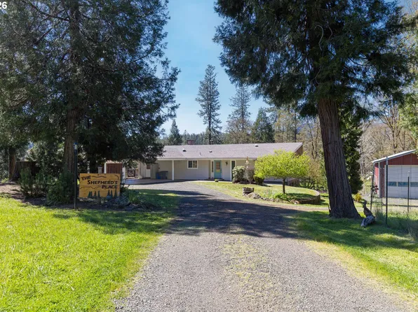 135 Champagne Dr, Roseburg, OR 97471