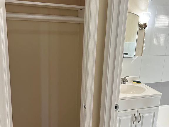 4th image of 877 Farmington Ave #881-301