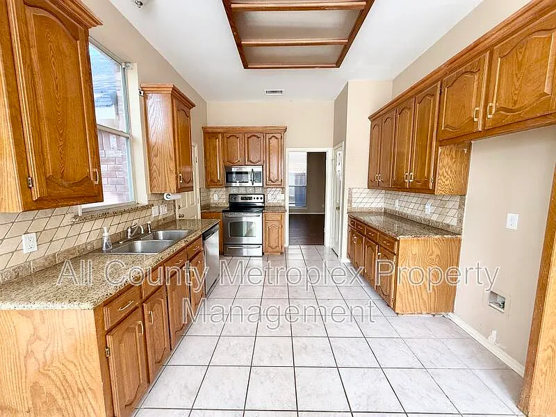 4 bed, 2.5 bath, 1953 sqft, $2,400 — Photo 3