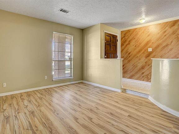 4th image of 15118 Steeplechase Dr