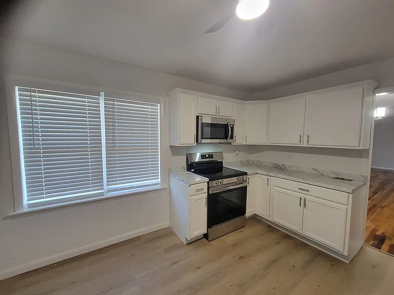 2518 W Kansas St — Photo 3