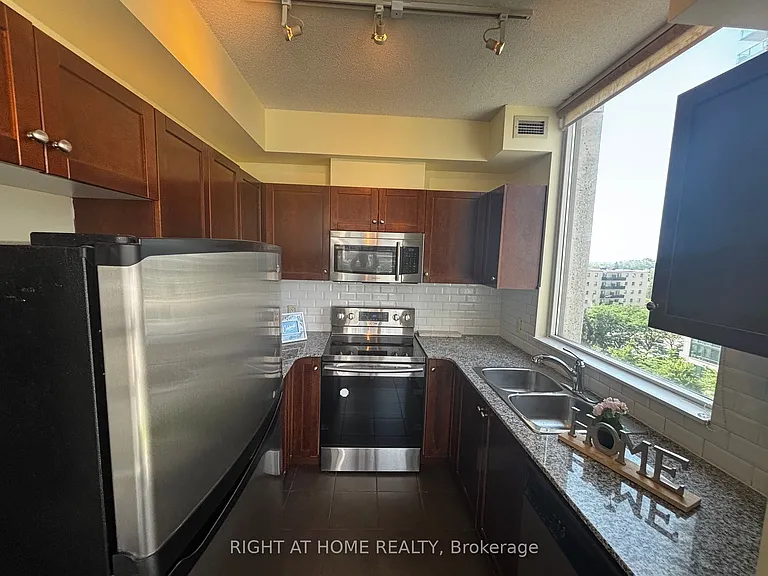 3504 Hurontario St #907 — Photo 9