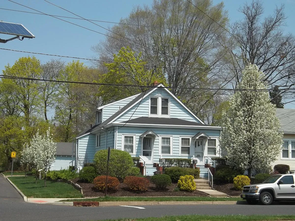 Building Photo - 204 Colonial Ave #2