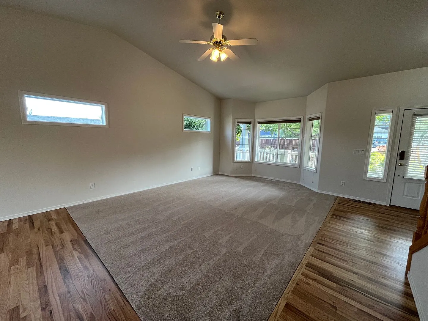 Large Home In Mt View Neighborhood on Cul De Sac — Photo 4