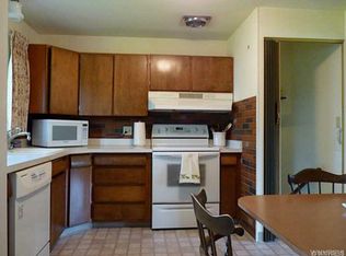 712 Meadowbrook Dr, North Tonawanda, NY 14120