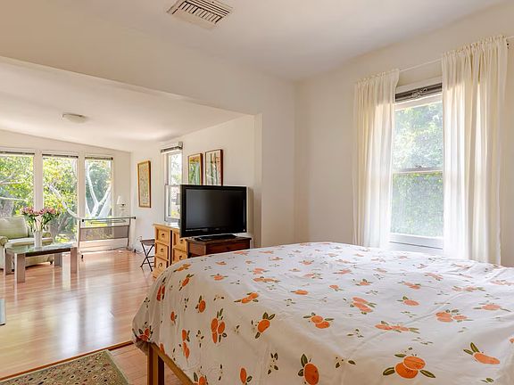 4th image of 801 N Rodeo Dr