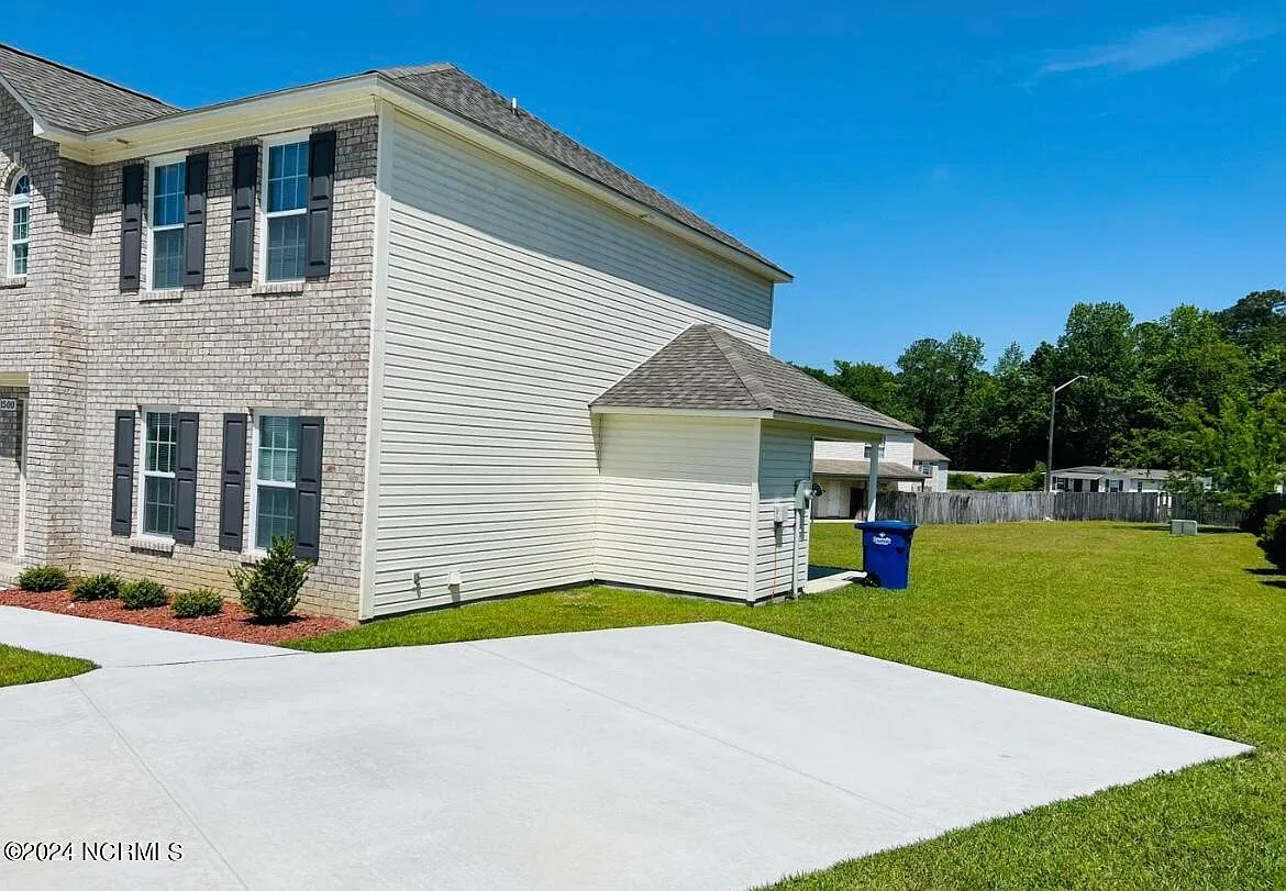3 bed, 2.5 bath, 1458 sqft, $1,500 — Photo 3
