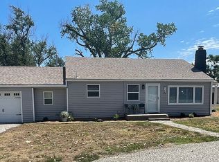 938 Cloverdale Dr, Hutchinson, KS 67501