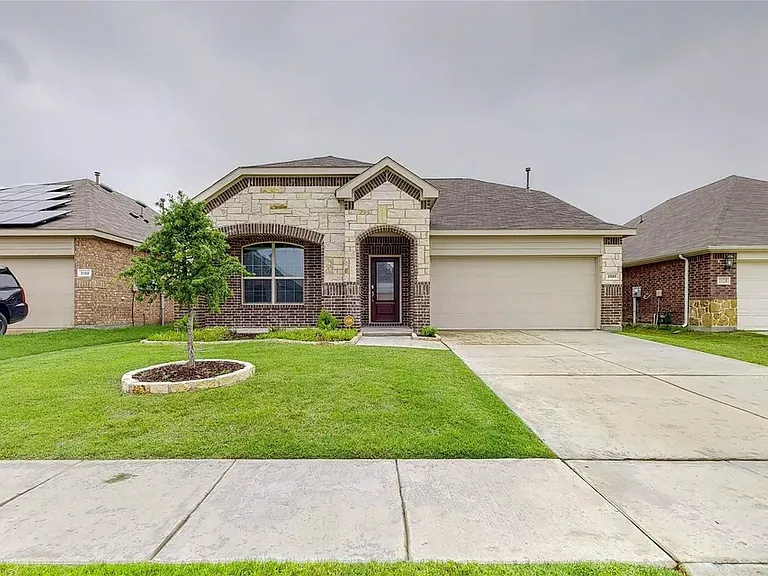 2130 Clarion Dr — Photo 2