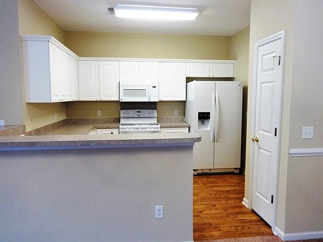 2nd image of 100 Cannonsmill Ln