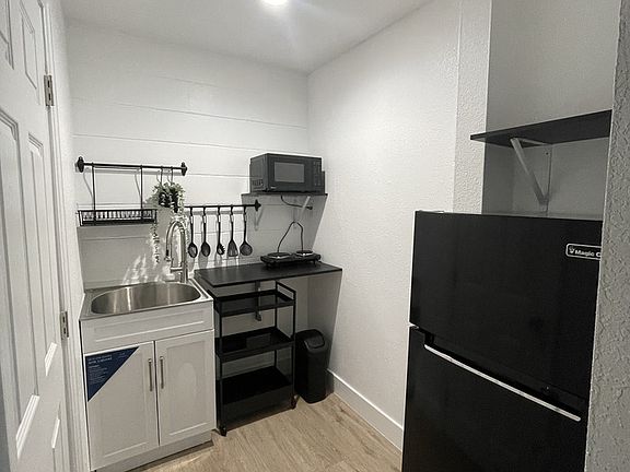4th image of 1021 W Palmetto Ave