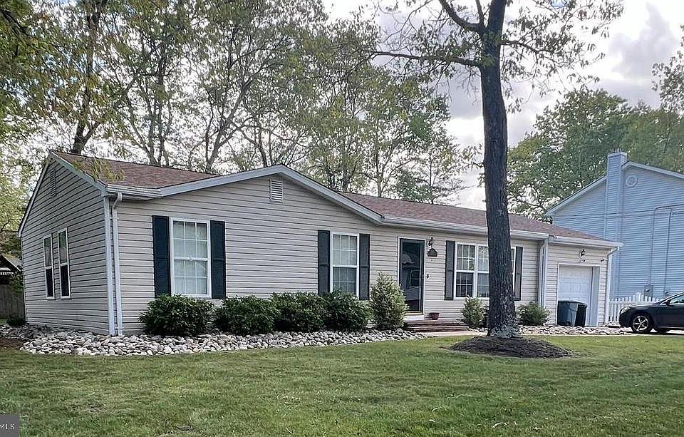 1st image of 227 Tulip St
