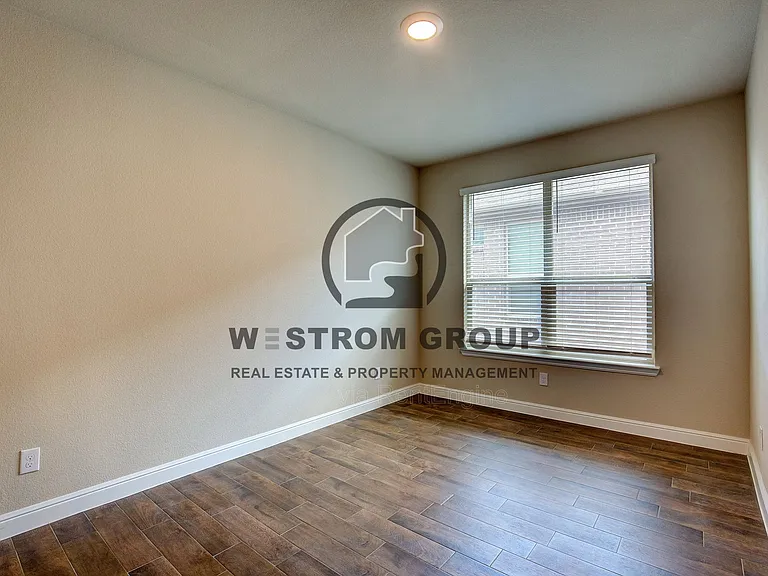 820 Greenford Mnr — Photo 7
