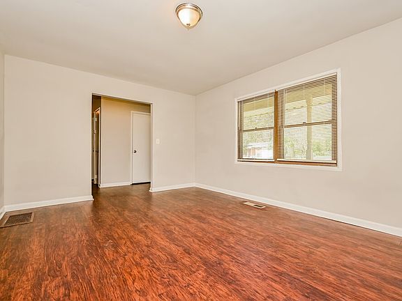 3rd image of 263 Roxbury Dr