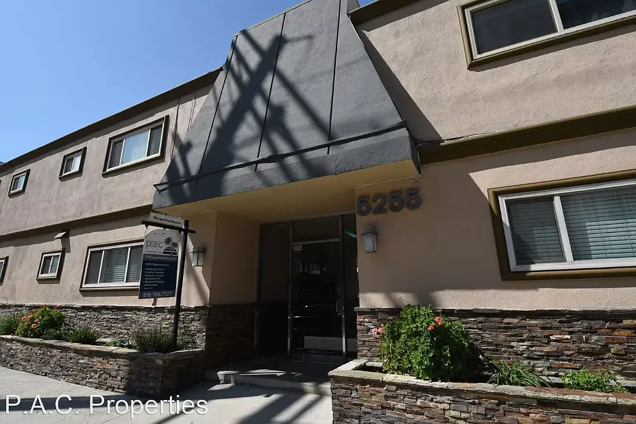 5255 Blakeslee Ave — Photo 1