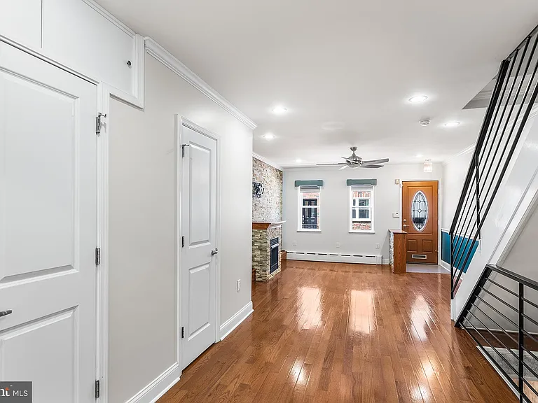 1725 S Iseminger St — Photo 7