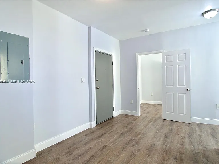 1142 SW 4th St #17 — Photo 2