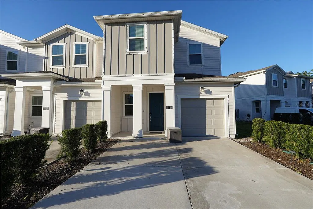 3 bed, 2.5 bath, 1843 sqft, $2,300 — Photo 1