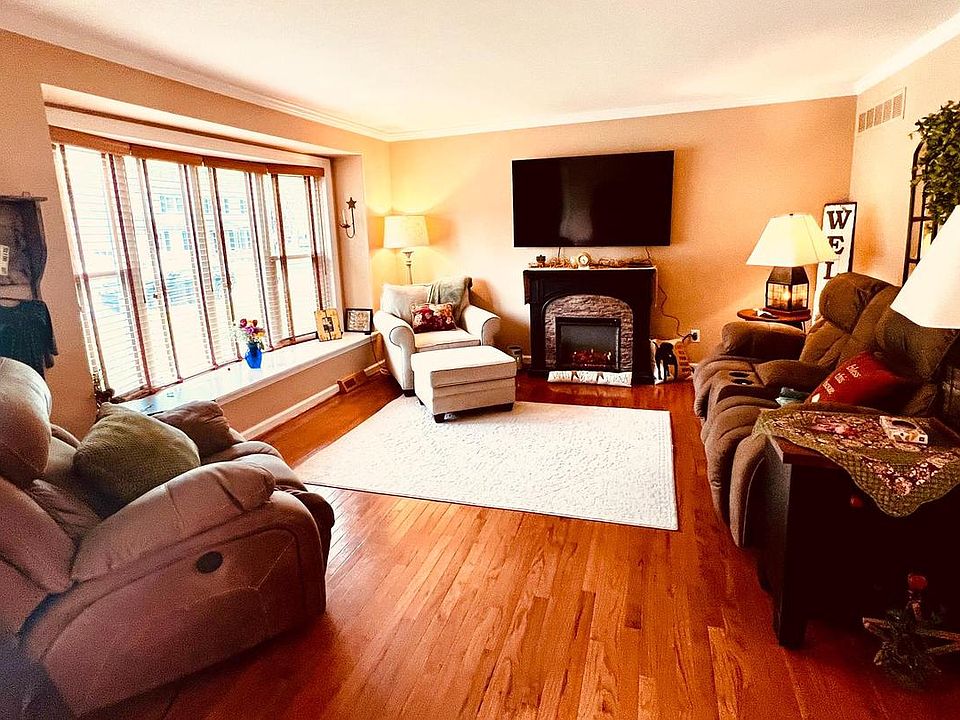 2nd image of 7 Chapelcrest Ln