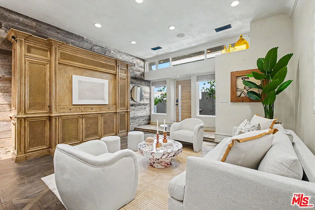 2 bed, 2.5 bath, 2020 sqft, $6,995 — Photo 2
