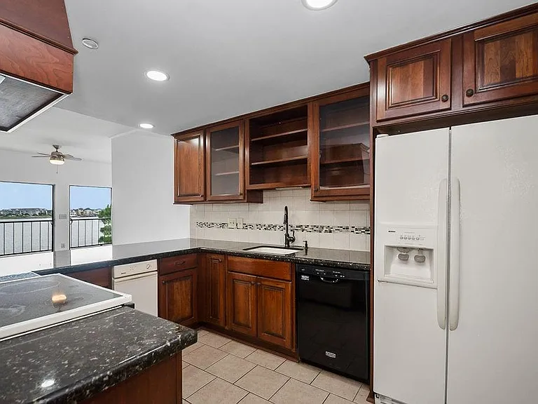 401 Lakeside Ln #311 — Photo 2
