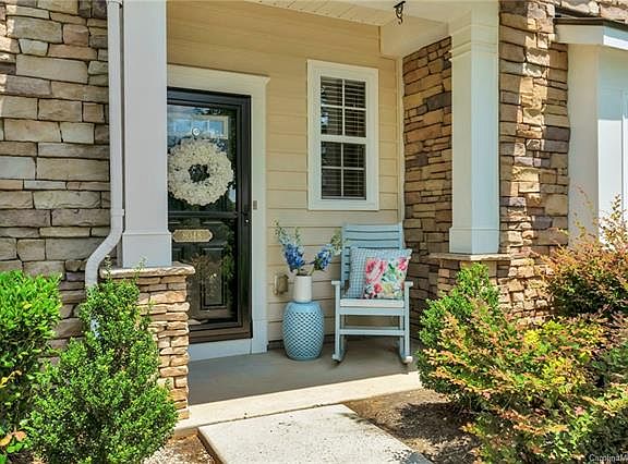 3rd image of 8048 Lynwood Sq #Townhouse