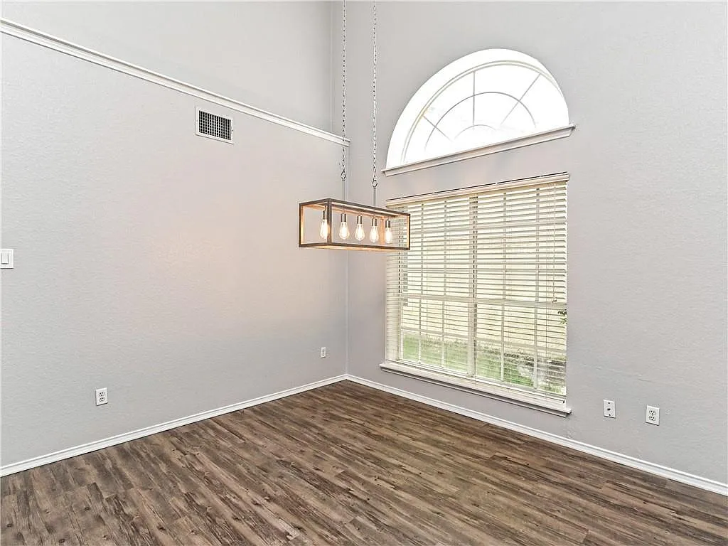 4 bed, 3.0 bath, 2160 sqft, $2,400 — Photo 3