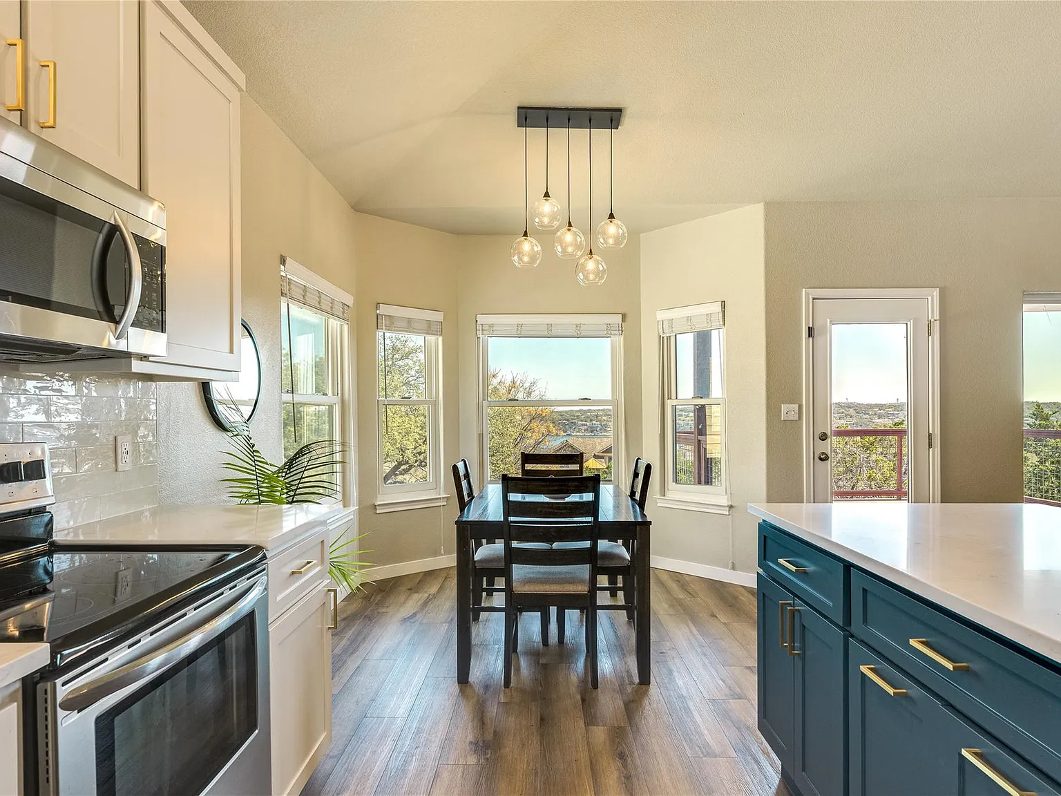 3 bed, 2.0 bath, 1721 sqft, $2,400 — Photo 3