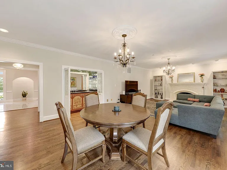 9809 Hall Rd — Photo 22