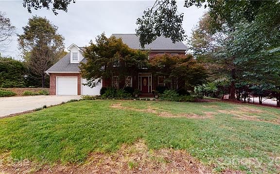 2nd image of 105 Woodsway Ct