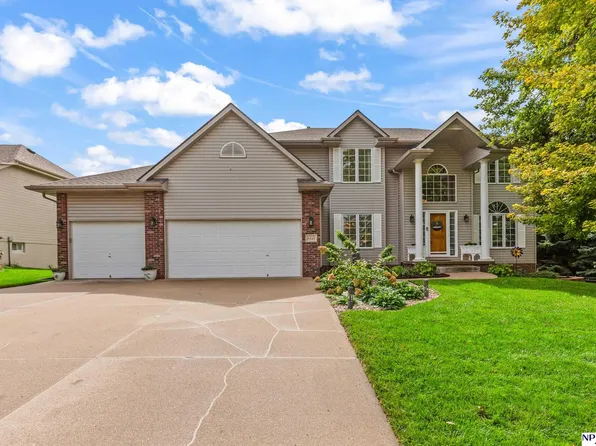 9235 Bayberry Rd, La Vista, NE 68128