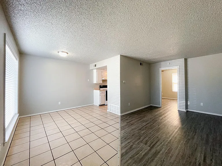 900 NW 24th St — Photo 3