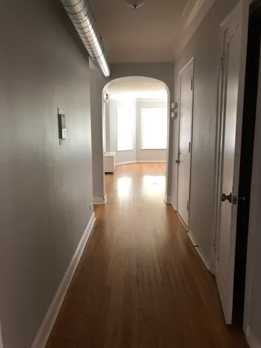 Hallway going to living room - 1621 W Lunt Ave #2