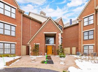 32 Pointe Park Pl, Grosse Pointe, MI 48230