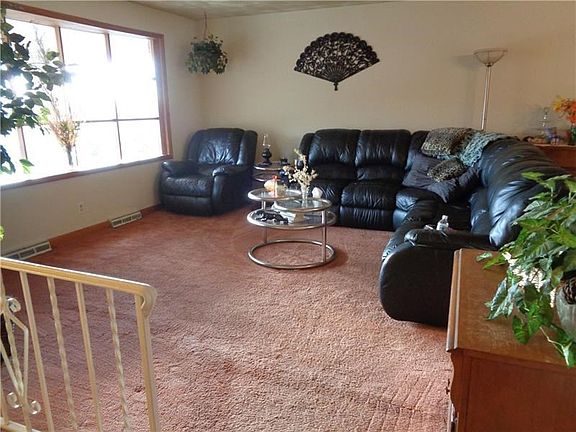 LIVING ROOM - PLENTY OF NATURAL LIGHT~