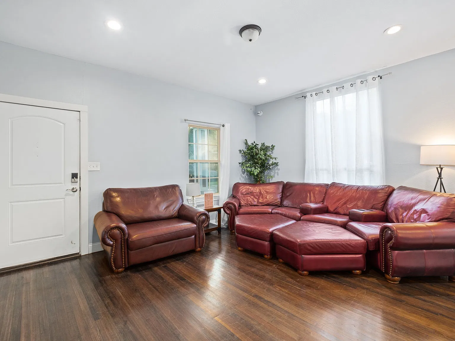 5 bed, 2520 sqft, $4,400 — Photo 2