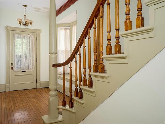 4th image of 121 Norwood Ave