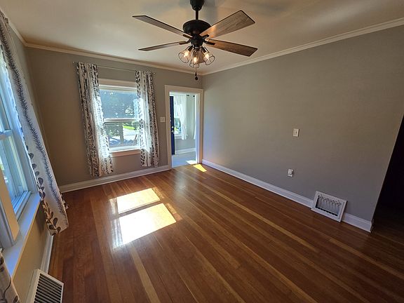 4th image of 14920 Hamlin Ave