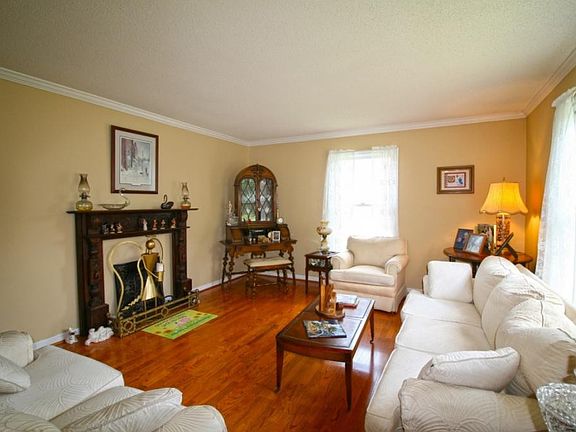 4th image of 706 Douglas Dr