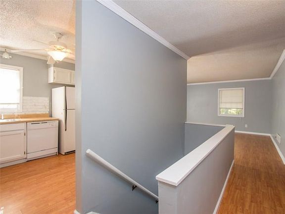 3rd image of 102 Woodglen Ct