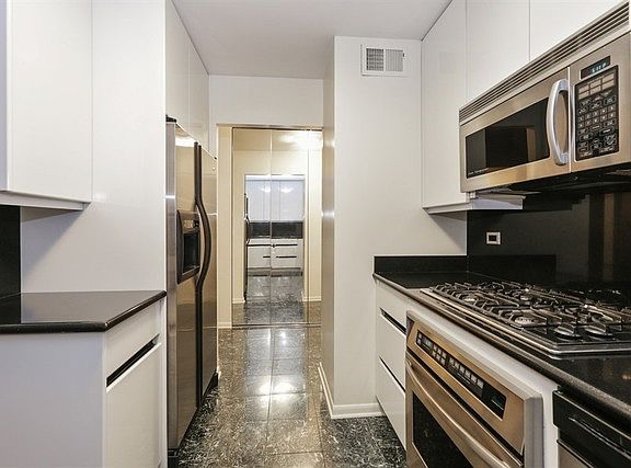 5th image of 2800 N Lake Shore Dr APT 1303