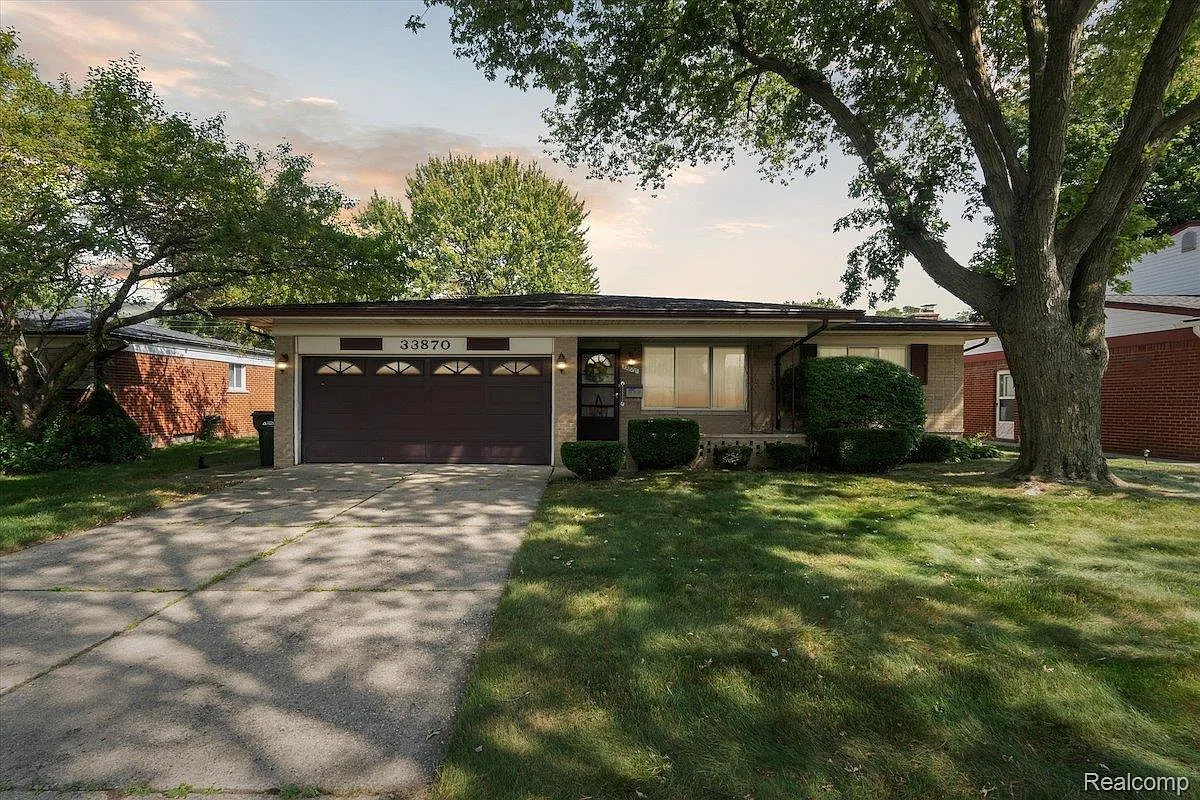 33870 Chatsworth Dr photo 1