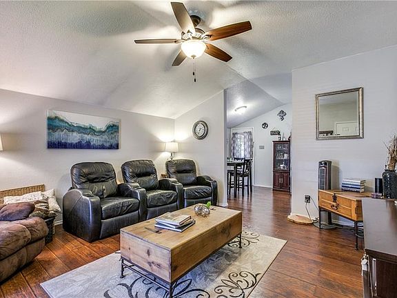 5th image of 518 Hollyberry Dr