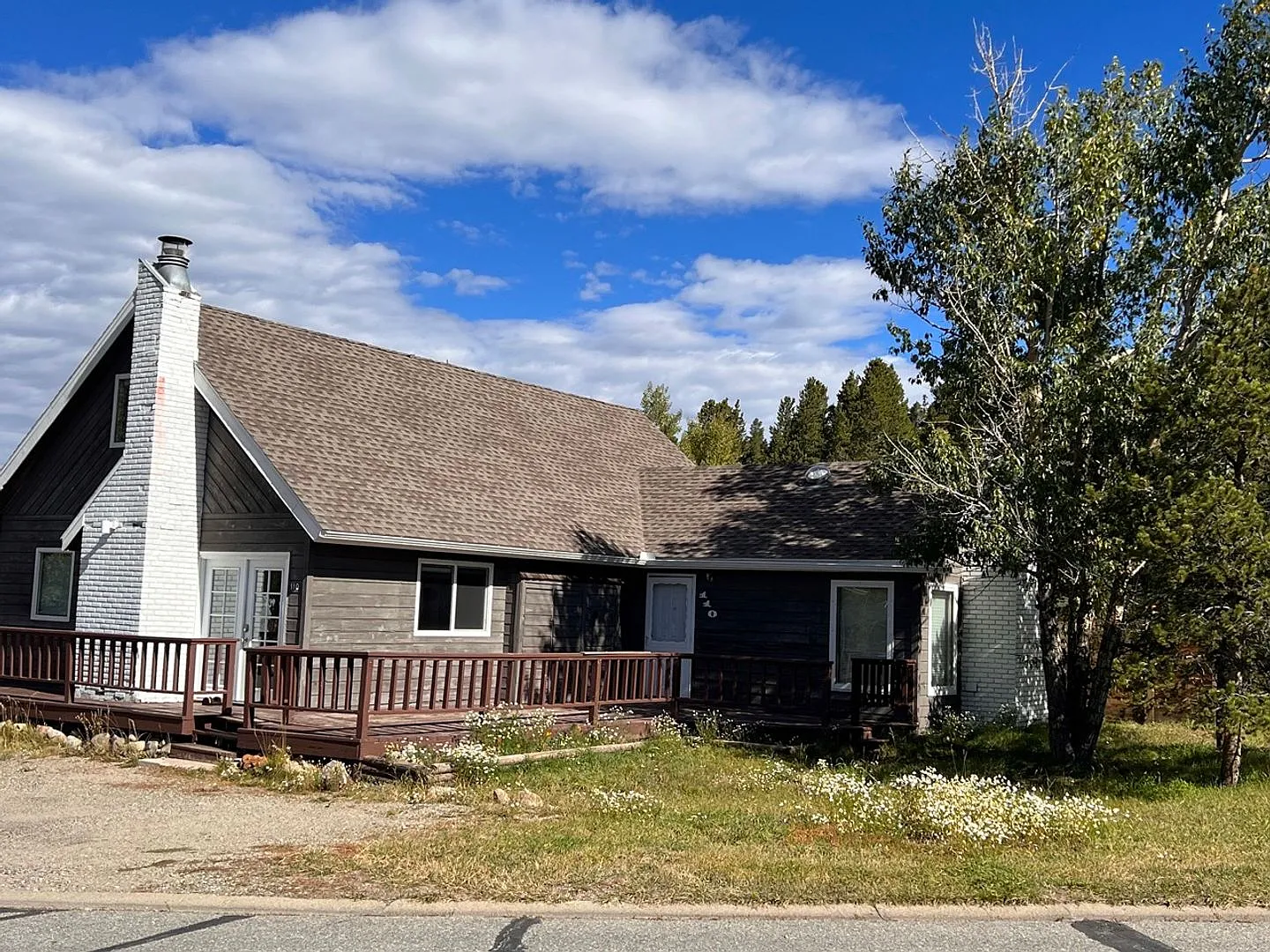 BRECK two living spaces! Fenced backyard! Bus route! Community hot tubs, pool, sauna, volleyball ... — Photo 2